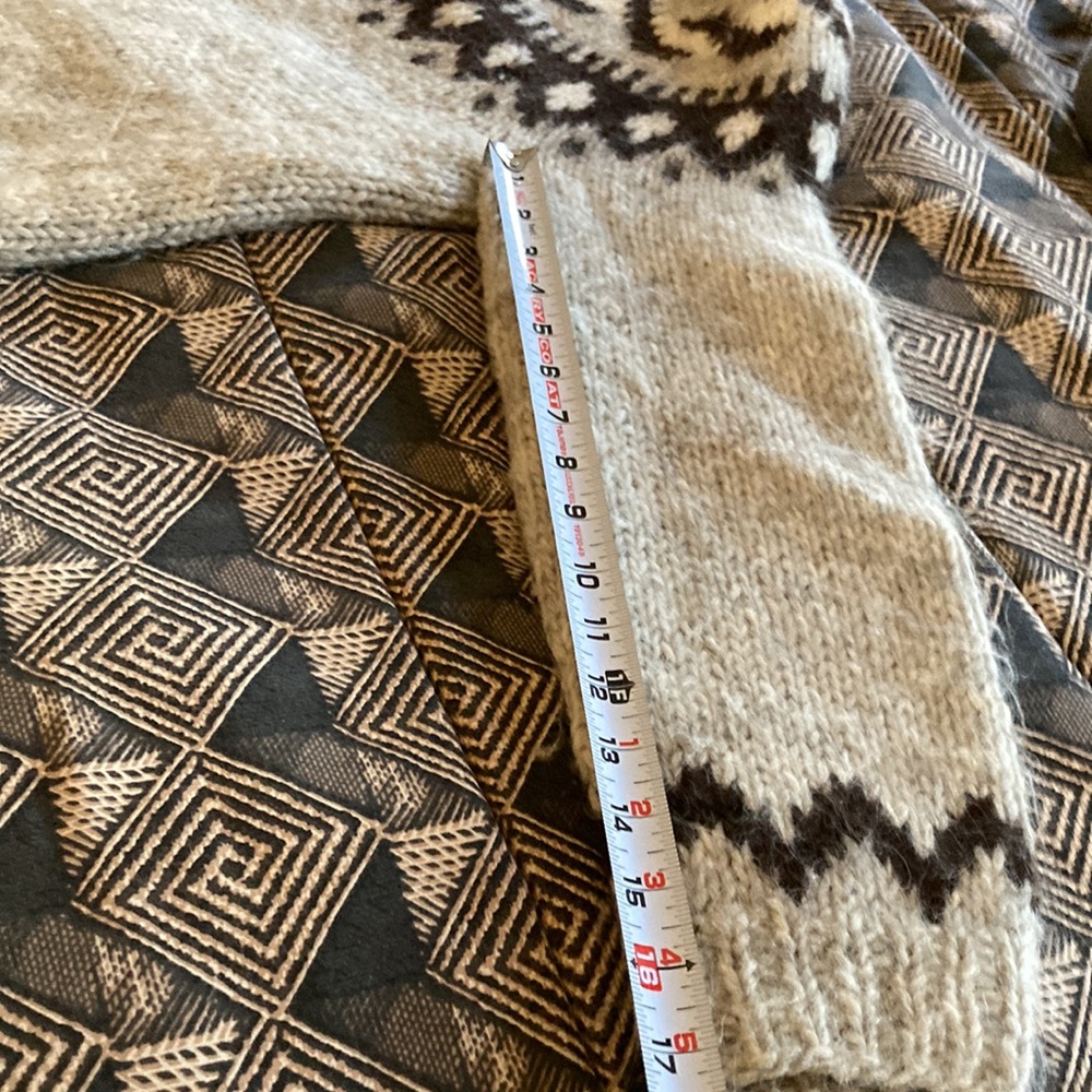 Icelandic Sweater - Picture 8 of 10